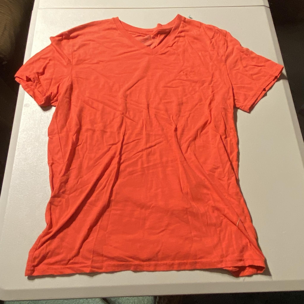 American Eagle Outfitters AEO Red V-Neck T-Shirt Legend Tee Men's Medium M EUC